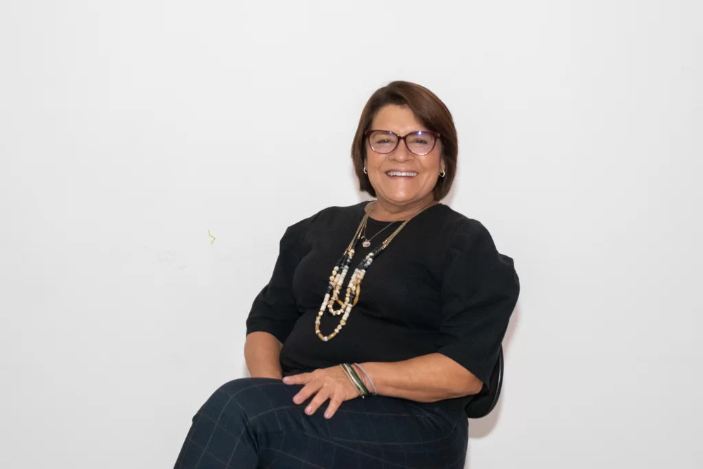 Retrato profesional de la Dra. Leda Ureña Umaña, Psicoterapeuta y directora de Psiconstelar.